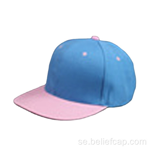 Anpassade svarta snapback -hattar med gummilatchlogotyp